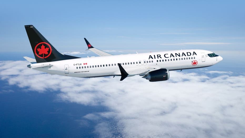 C-fsnu avec support Jfox JF7378M001 1/200 Boeing 737-8 Max Air Canada Reg